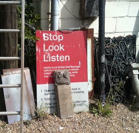 © Robert Rotifer Stop Look Listen Schild
